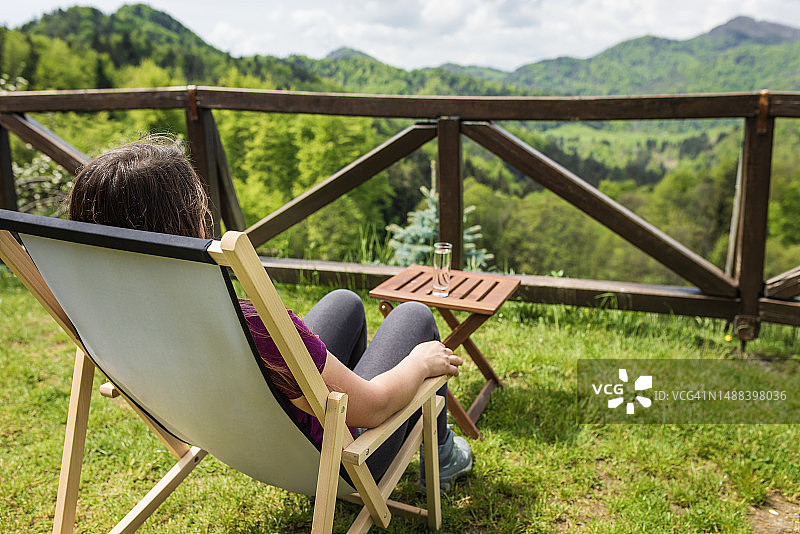 徒步旅行后休息的年轻女人的肖像图片素材