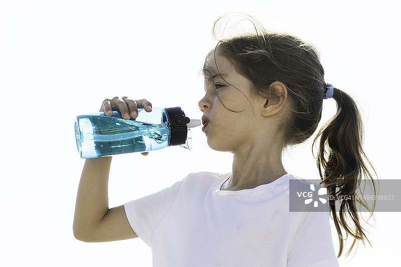 小女孩喝水图片素材