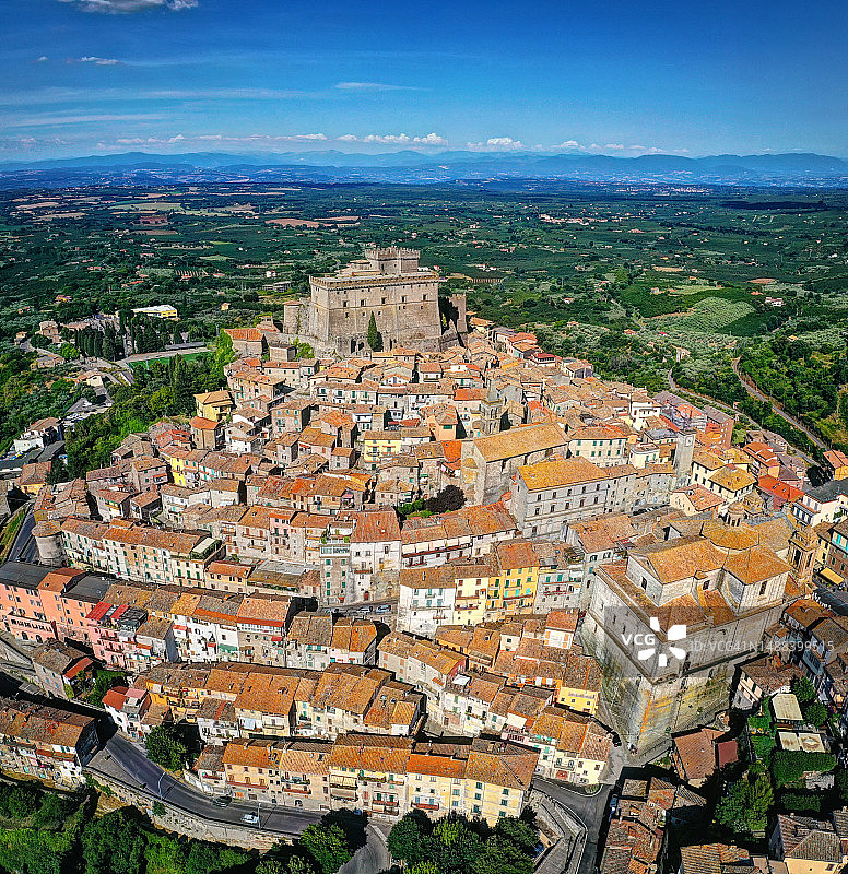 索里亚诺内尔奇米诺山顶村庄与奥尔西尼城堡的鸟瞰图图片素材