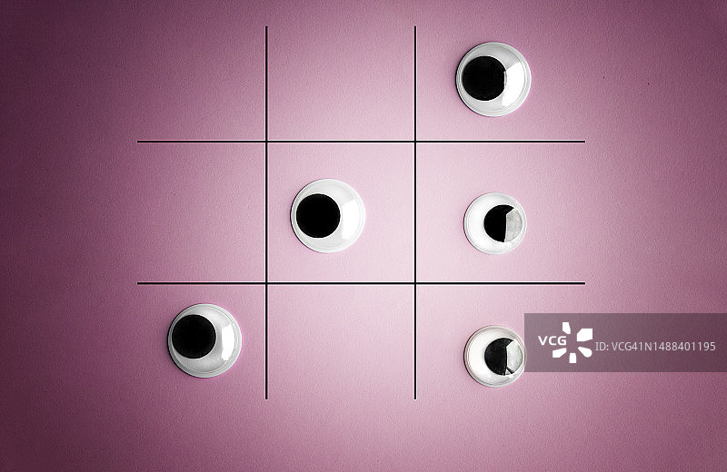 紫色背景上的卡通眼睛井字游戏图片素材