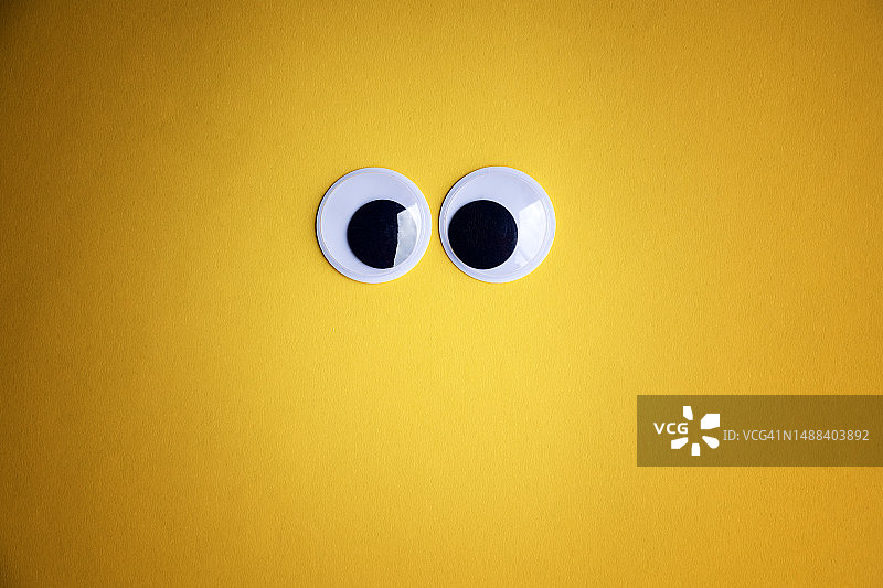 橙色背景上的卡通眼图片素材