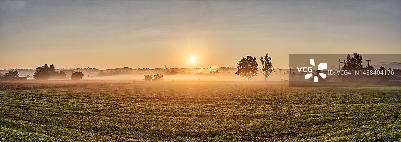 德国巴伐利亚罗森海姆的日出和雾气图片素材