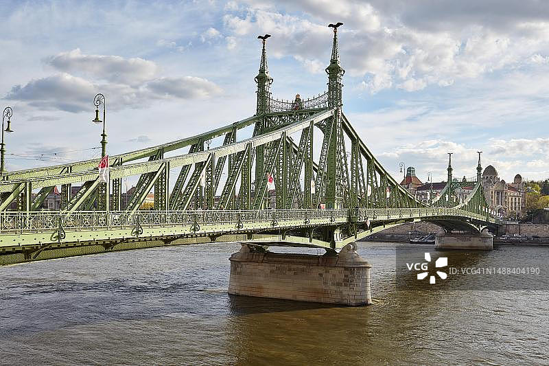 匈牙利布达佩斯多瑙河上的自由桥图片素材