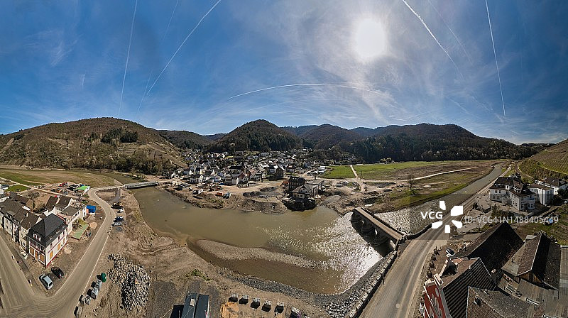 洪水灾害后的莱茵兰-普法尔茨州雷希镇和被毁的内波穆克桥图片素材