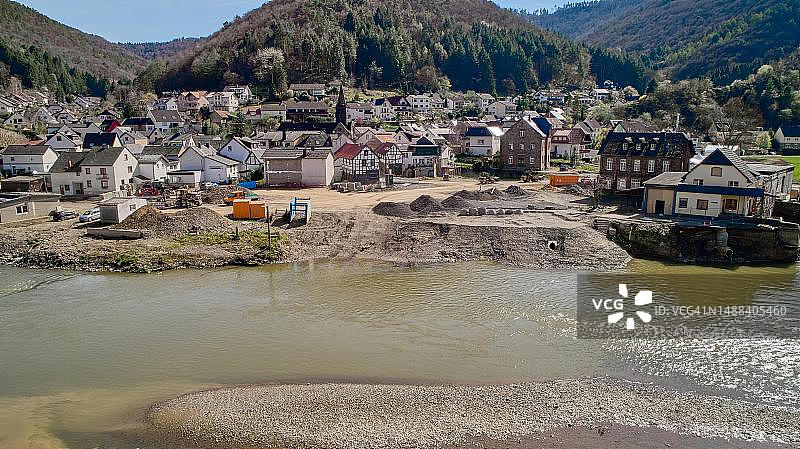 洪水灾害后的莱茵兰-普法尔茨州雷希镇和被毁的内波穆克桥图片素材