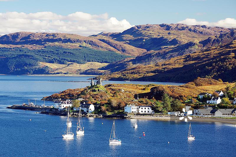 苏格兰斯凯岛凯尔洛哈尔什村庄的海湾与帆船图片素材