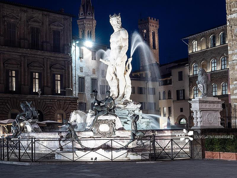 意大利佛罗伦萨领主广场夜晚海神喷泉及历史建筑图片素材