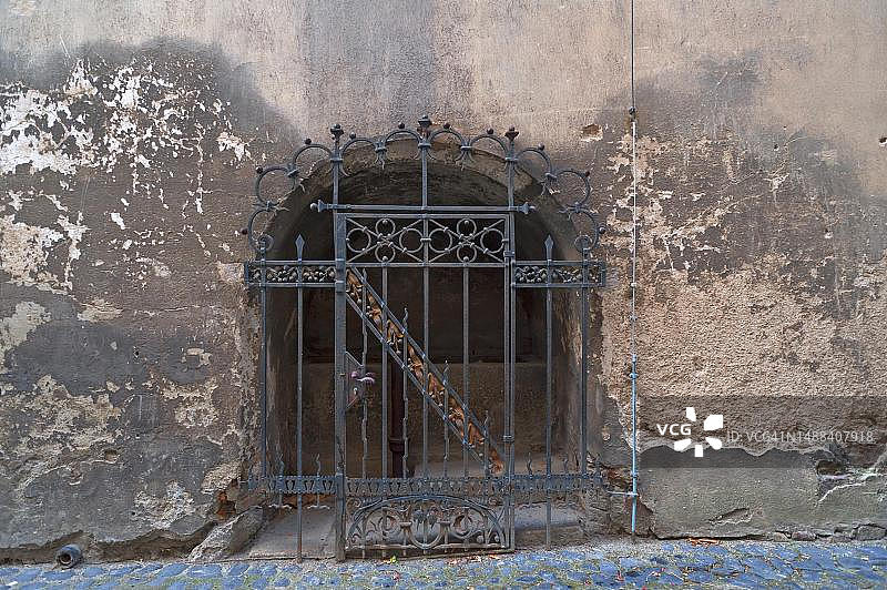 德国萨克森州上卢萨蒂亚地区格尔利茨的中世纪水井前的旧铁门图片素材