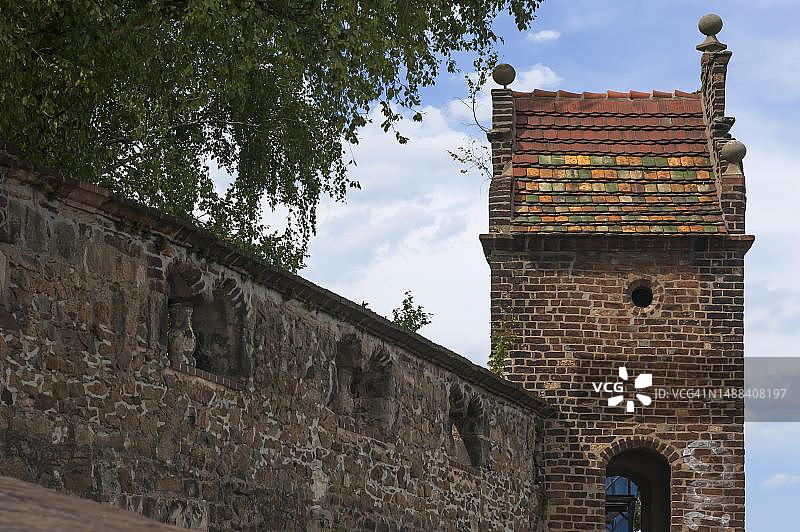 德国萨克森州上卢萨蒂亚地区格尔利茨市墙上的前防御塔图片素材