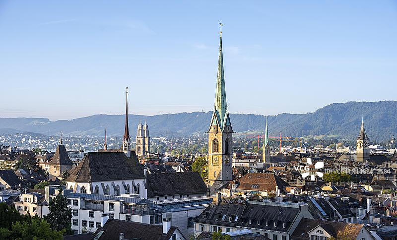 瑞士苏黎世旧城区、大教堂、普雷迪格教堂和圣彼得教堂的景色图片素材