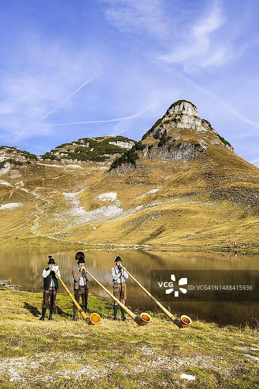 奥地利阿尔卑斯长号三重奏在洛瑟山奥格斯特湖演奏图片素材