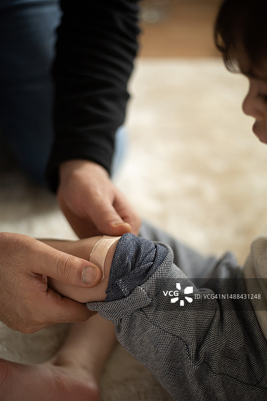 儿童腿上的石膏伤口敷料图片素材