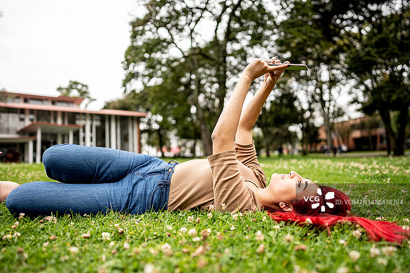 在公园自拍的年轻女人图片素材