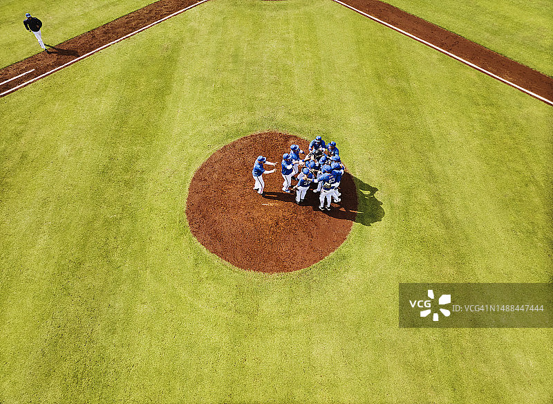 棒球队在球场上庆祝胜利（航拍视角）图片素材