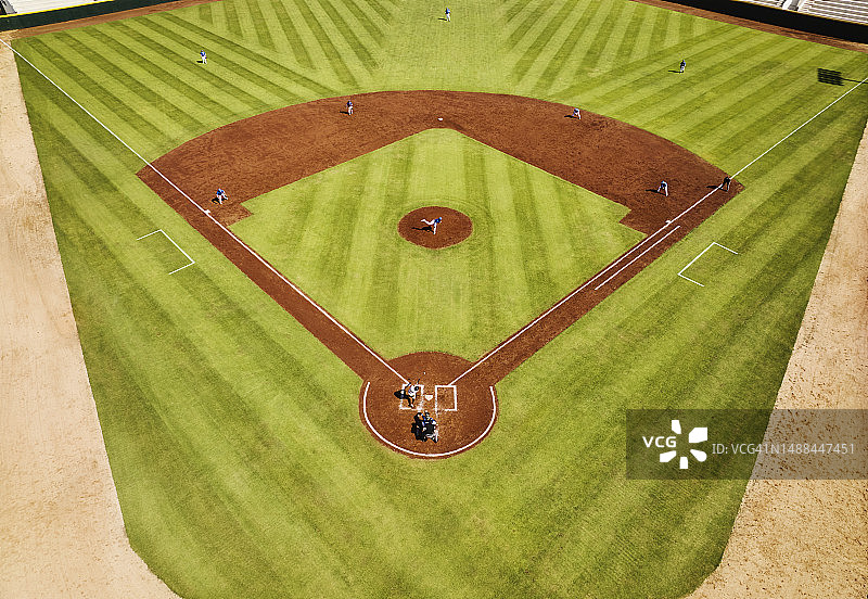 职业棒球比赛中击球手击球的广阔场景图片素材