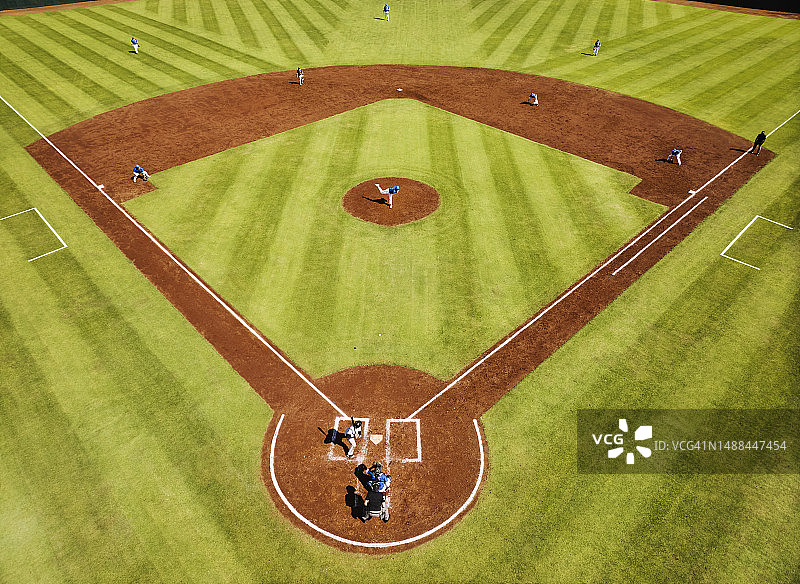 职业棒球比赛中击球手准备击球的广角镜头图片素材