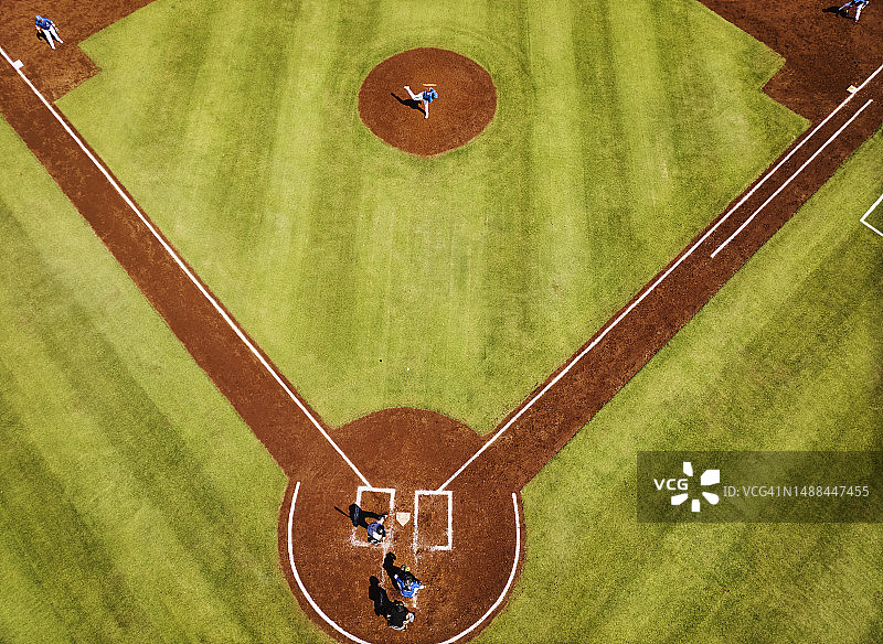 职业棒球比赛中击球手准备击球的广角镜头图片素材