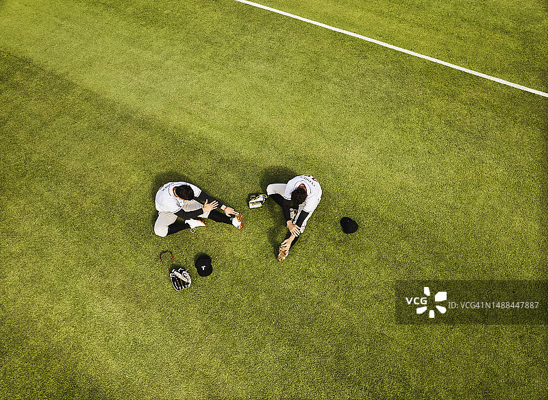 棒球场上伸展运动的队友图片素材