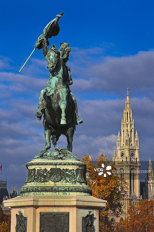 卡尔大公爵骑马雕像和市政厅塔楼图片素材