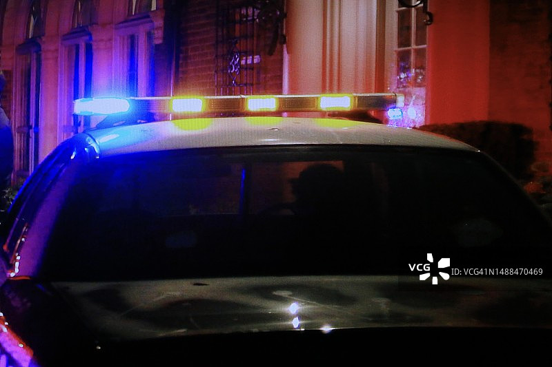 警车顶上闪烁的警灯图片素材