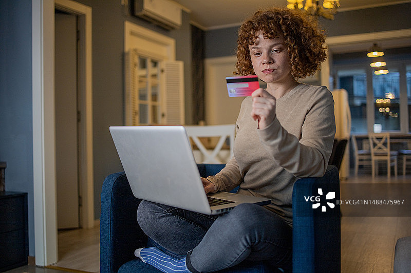 一个女人用信用卡在网上购物图片素材