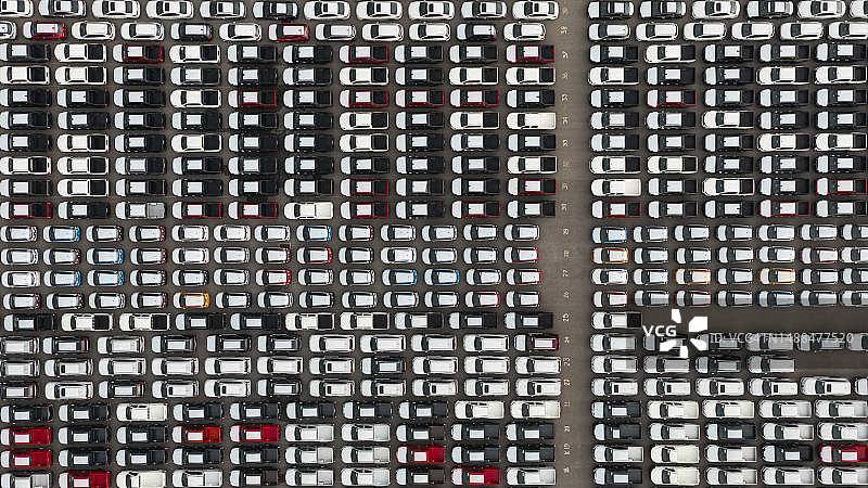 海港停车场等待装载到大型滚装船的车辆航拍图片素材