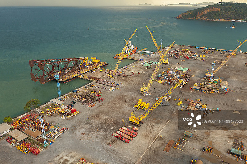 航拍：码头起重机卡车作业，用于商业物流、进出口运输图片素材