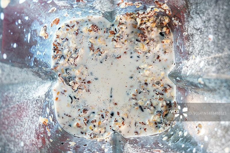 高速摄影下牛奶混合小麦和豌豆图片素材