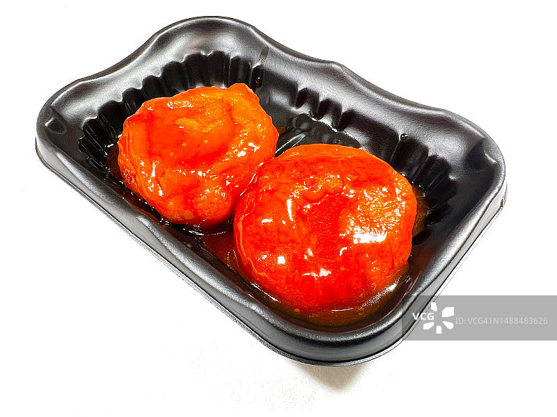 一次性餐盘中的韩式辣味土豆年糕图片素材