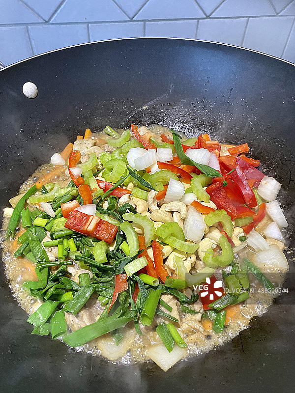 炒锅烹饪腰果炒鸡丁图片素材