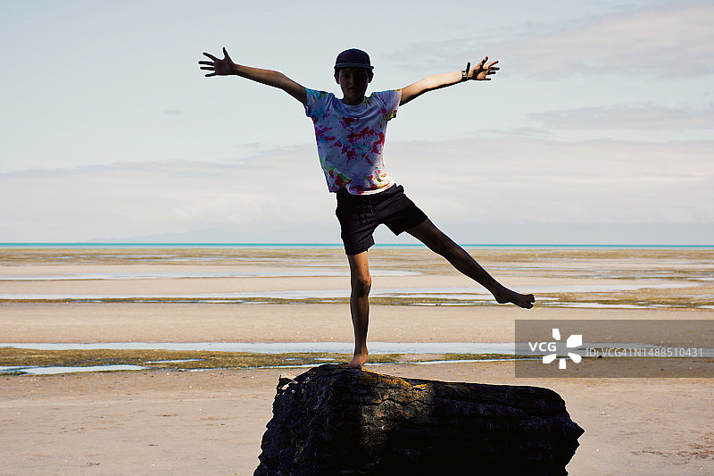 夏季海滩上的男孩剪影图片素材