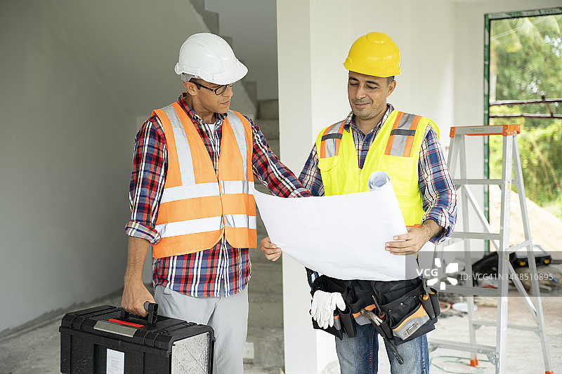 工程师与建筑师在在建房屋中工作图片素材