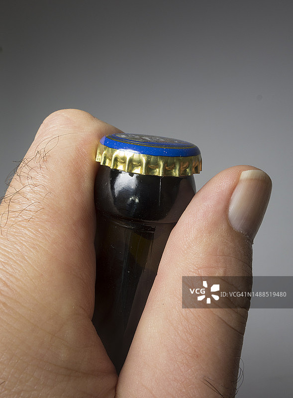 男人拿着瓶装啤酒图片素材