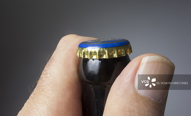 男人拿着瓶装啤酒图片素材