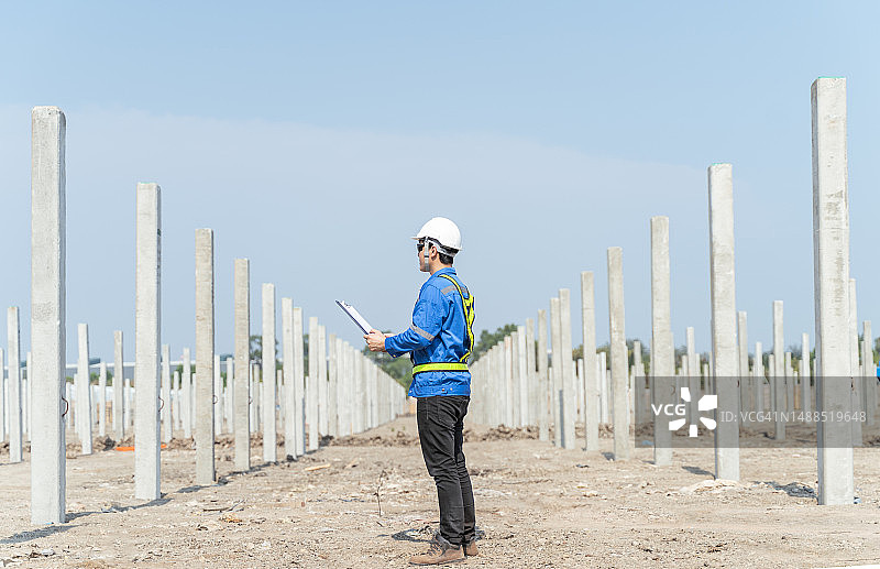 男工程师在建筑工地检查进度和结构图片素材