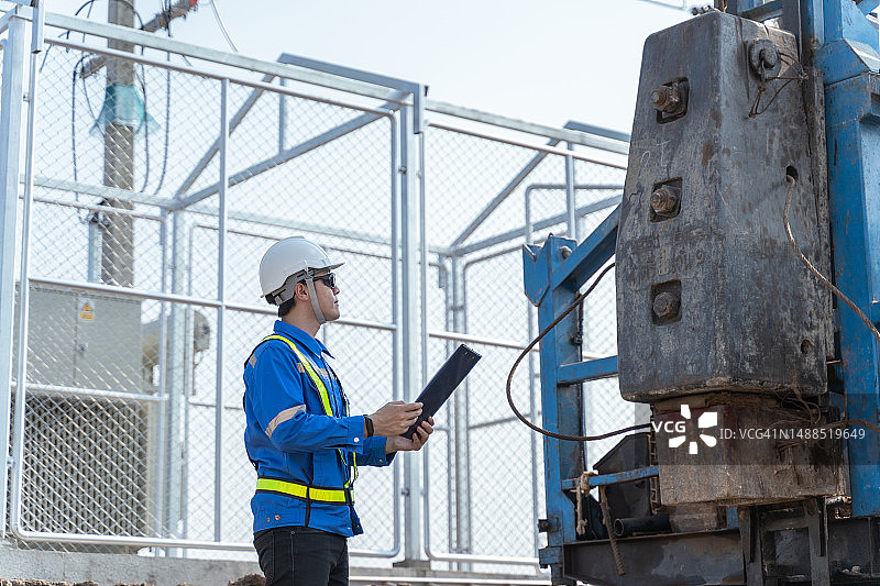 工程师控制并检查桩机安装图片素材