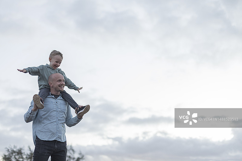 父子在蓝天下享受美好时光图片素材