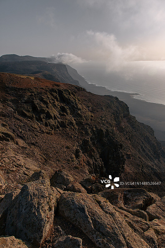 日落时分的火山岛海岸线景观图片素材