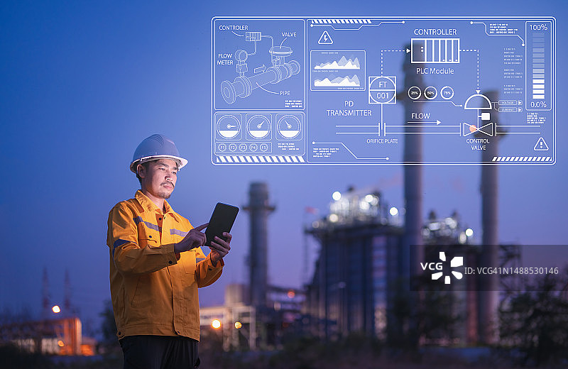 在发电站使用平板电脑的男工程师图片素材