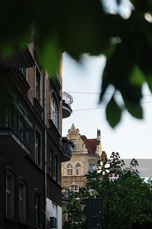 波兹南维尔达区日落时分的城市街道。美丽的欧洲古老建筑图片素材