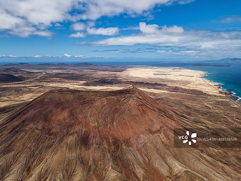 西班牙富埃特文图拉岛科拉雷侯公园蒙塔纳罗哈火山口和沙漠景观鸟瞰图片素材