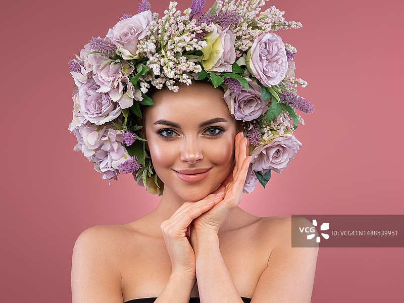 头戴花环的年轻漂亮女孩图片素材