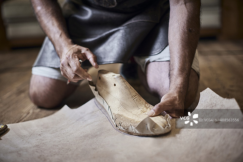 鞋匠在他工作室工作特写图片素材