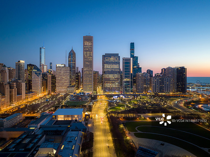 芝加哥市中心密歇根湖畔的摩天大楼、街道、河流和公园航拍景色图片素材