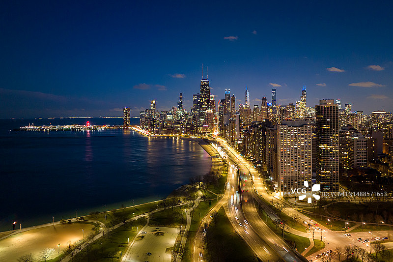 芝加哥市中心密歇根湖畔的摩天大楼、街道、河流和公园航拍景色图片素材