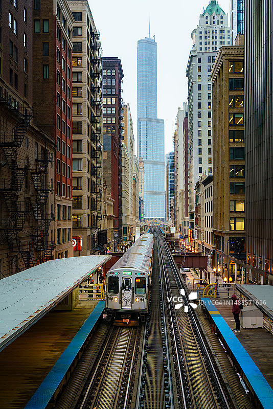 芝加哥通勤列车行驶在高架轨道上图片素材