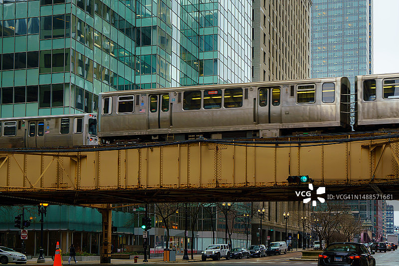 芝加哥通勤列车行驶在高架轨道上图片素材
