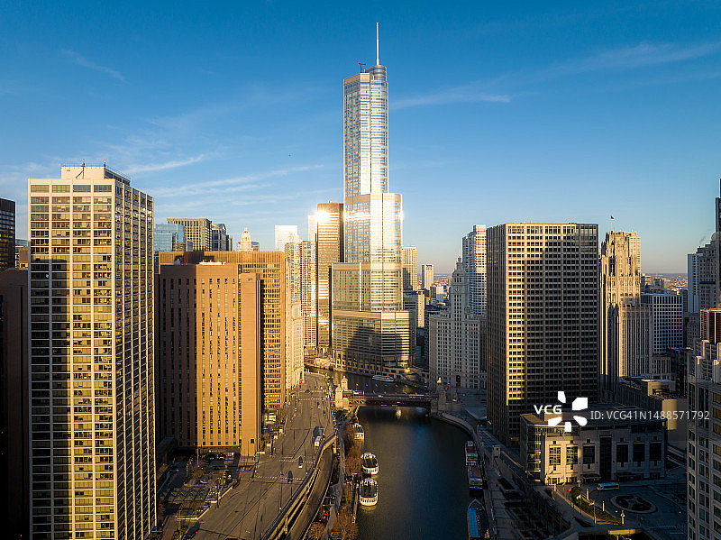 芝加哥市中心密歇根湖畔的摩天大楼、街道、河流和公园航拍景色图片素材