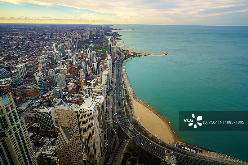 芝加哥市中心密歇根湖畔的摩天大楼、街道、河流和公园航拍景色图片素材