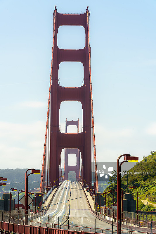 美国加利福尼亚州旧金山金门大桥上的道路和交通图片素材
